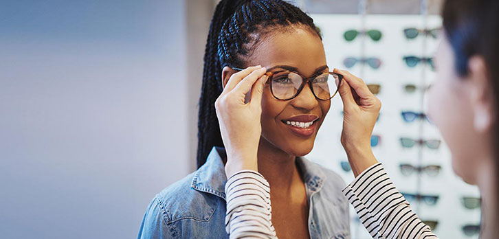 USO CONJUNTO DE ANTEOJOS Y LENTES DE CONTACTO