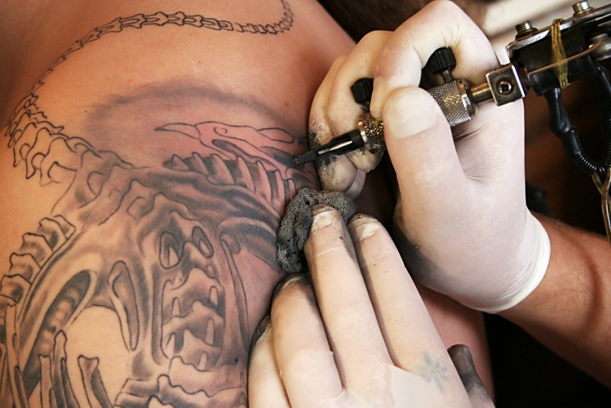 ¿La uveítis se puede asociar con los tatuajes?