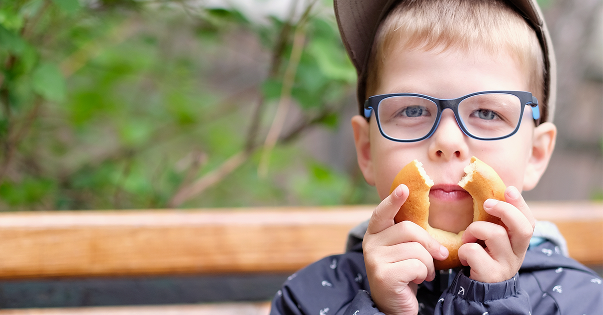 Efectos de las actividades al aire libre, gafas de sol y sombreros en la prevención de la miopía