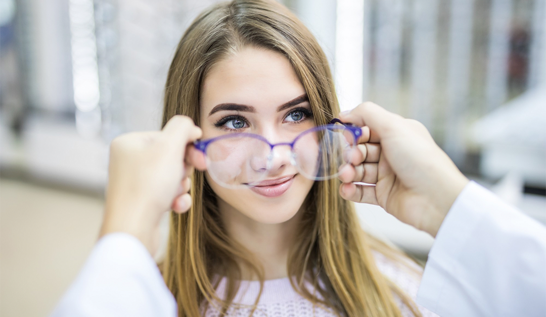 Estetica vs Optica El equilibrio perfecto en la seleccion de monturas Grupo franja