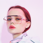 Tonos pastel y transparencia redefinen la moda en gafas 2026