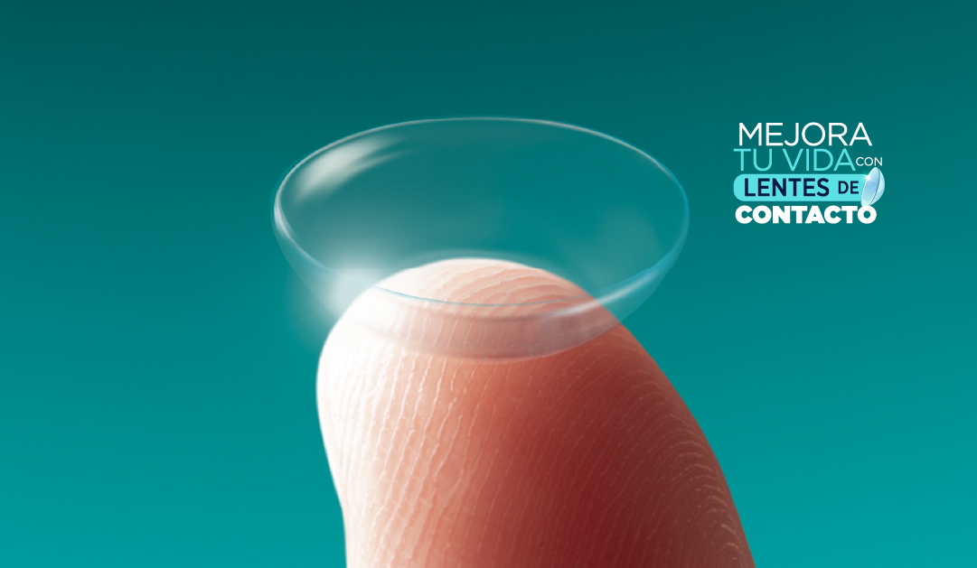 Close-up of a finger with a contact lens resting on the tip, teal background, with Spanish ad text promoting contact lenses.