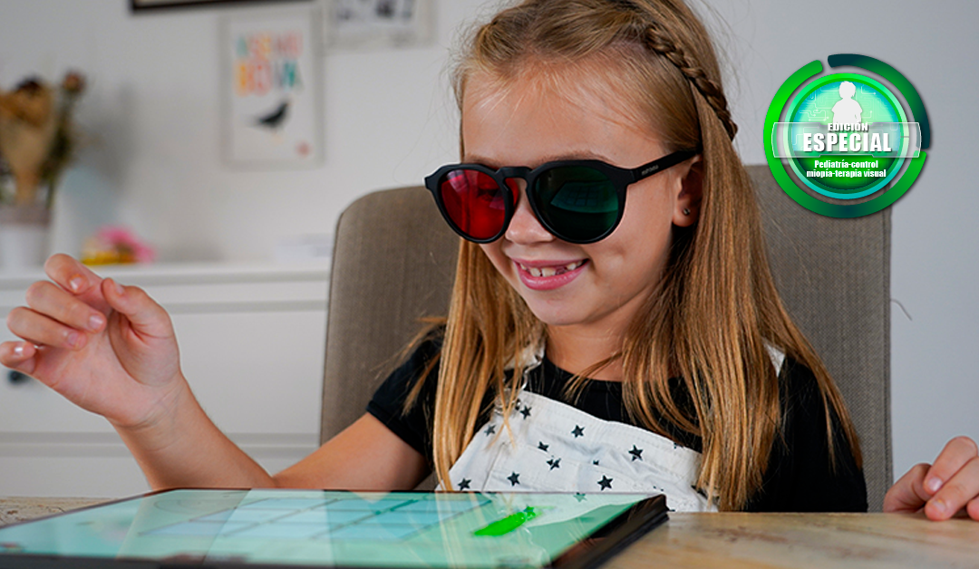 Girl wearing dark sunglasses interacts with a tablet at a desk, smiling, with a circular 'Edición Especial' badge in the top-right corner.