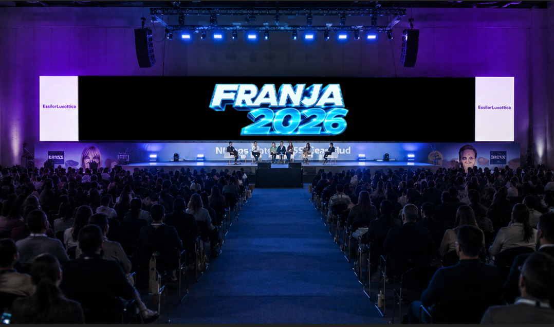Large auditorium with a stage and a bright 'FRANJA 2026' screen, panelists seated on stage facing an audience.