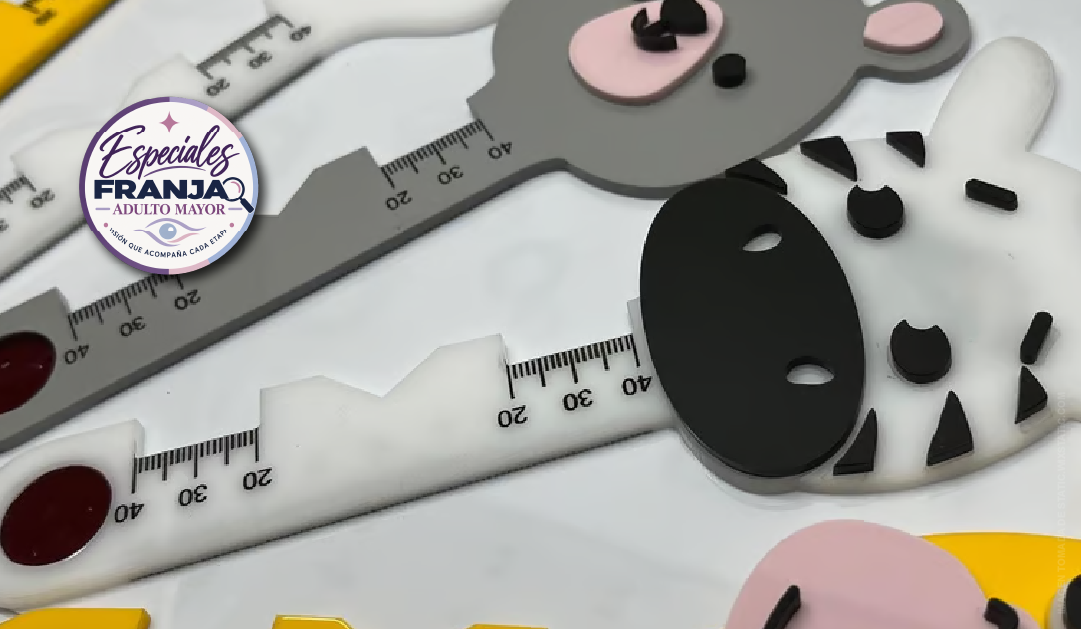 Crafting supplies and animal mask pieces laid out on a table, with a circular logo in the corner reading 'Especiales Franjo Adulto Mayor'.