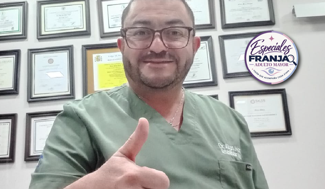 Healthcare professional in green scrubs gives a thumbs-up in an office with framed certificates on the wall; round logo in the background says 'Especiales FRANJA ADULTO MAYOR'