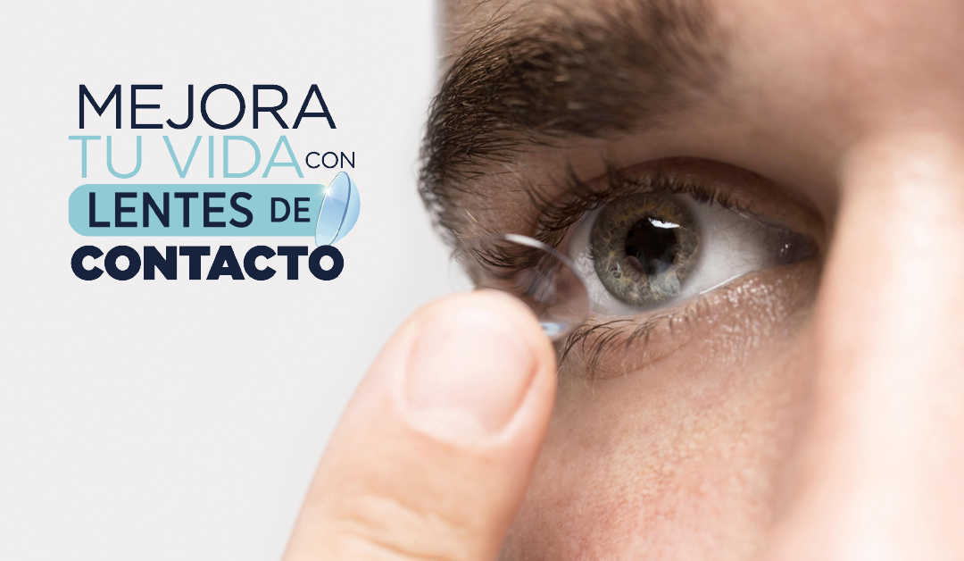 Persona insertando una lente de contacto en su ojo, con el lema en la izquierda: 'Mejora tu vida con lentes de contacto'.